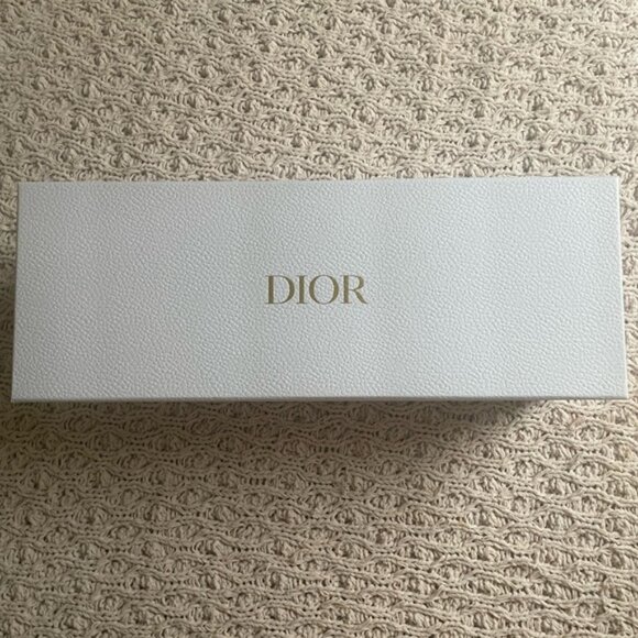 Dior Around The World Exclusive Skincare Set + Vanity Case + 2 Dior Face Towels - Picture 6 of 7